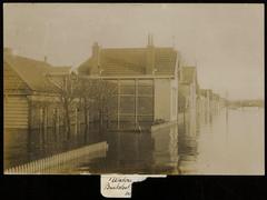 The Meerweg in Buiksloot with the Christian elementary school on the left during the 1916 flood
