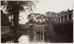 View of Buikslotermeerdijk near Leeuwarderweg looking west towards rear buildings of Buiksloterdijk 156-172 in 1922