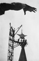 Star being installed on the Kremlin tower