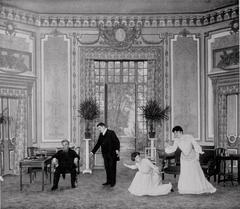 Amélie Diéterle kneeling as Réséda in the 1902 play Madame la Présidente at Théâtre des Bouffes-Parisiens