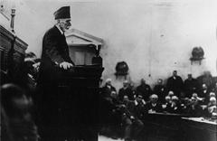 Eleftherios Venizelos delivering a speech against Tsaldaris in 1933