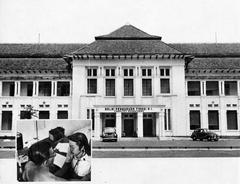 Woman examining patient at UI Medical Faculty