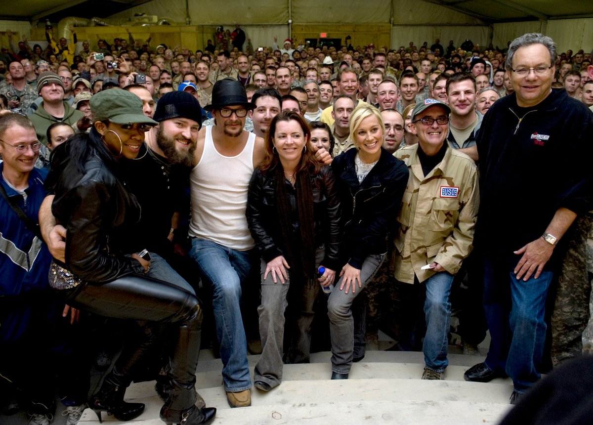 Tichina Arnold, Zack Brown, Kid Rock, Kathleen Madigan, Kellie Pickler, John Bowman, and Lewis Black posing together