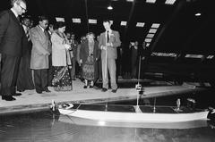 Ziaur Rahman and Queen Juliana visiting Waterloopkundig Laboratorium in Noordoostpolder