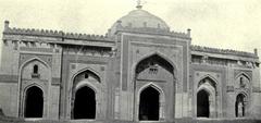 Qila-I-Kuhna Mosque