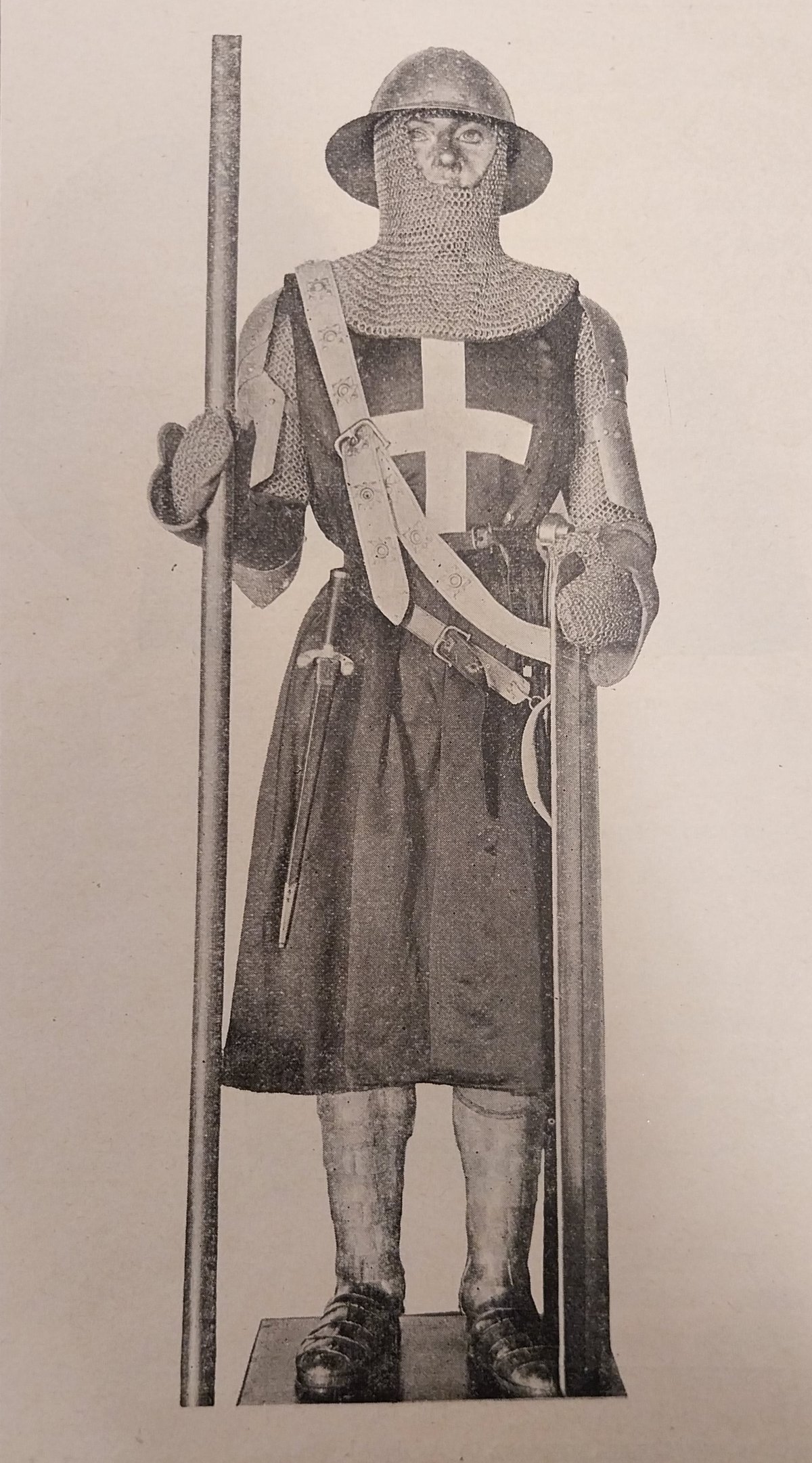 Armor from the era of Philippe VI de Valois displayed in the War Costumes gallery at the Artillery Museum