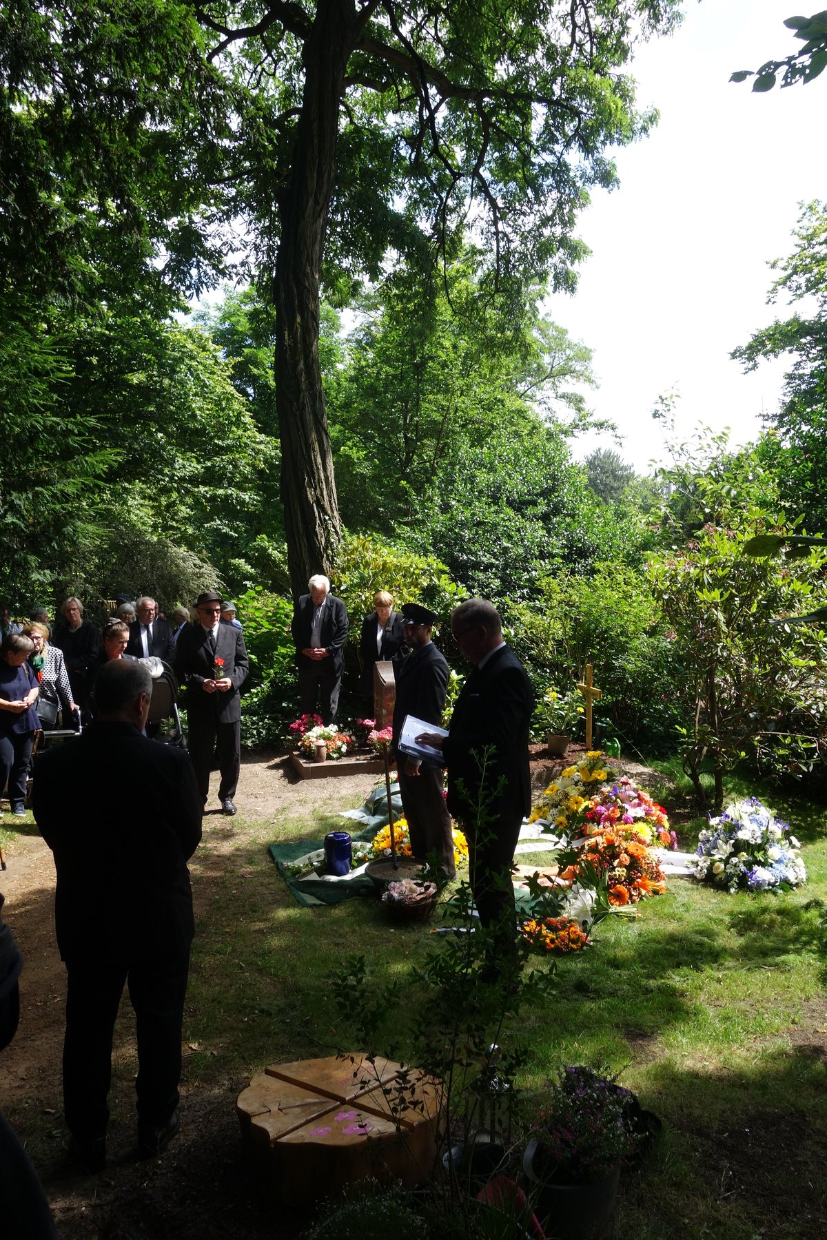 Funeral of Dieter Cofalla at Düsseldorf Nordfriedhof on June 28, 2024