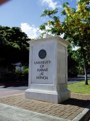 Stone marking the entrance to University of Hawai'i at Mānoa