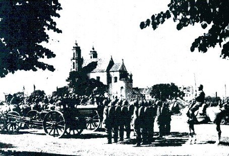 155 mm haubica wz. 17 artillery gun displayed before parade on August 15, 1939 in Wilno