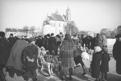 Historical photo of Vilnia (Vilnius) Lukiski area during Kazuki fair on Plac Łukiski with people and market stalls
