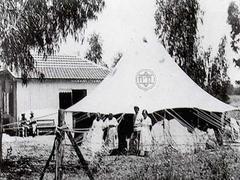 Black and white photo of the first branch of Kupat Holim Clalit health services, Histadrut, Petah Tikva 1914