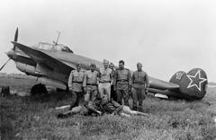 Petlyakov Pe-2 light bomber with Russian pilots and ground crew at Poltava, Russia, June 1944