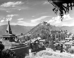 Hari Parbat Fort crowning Koh-i-Marran hill with Ziarat Maqdoom Sahib mosque on south side, historical 1945 photograph