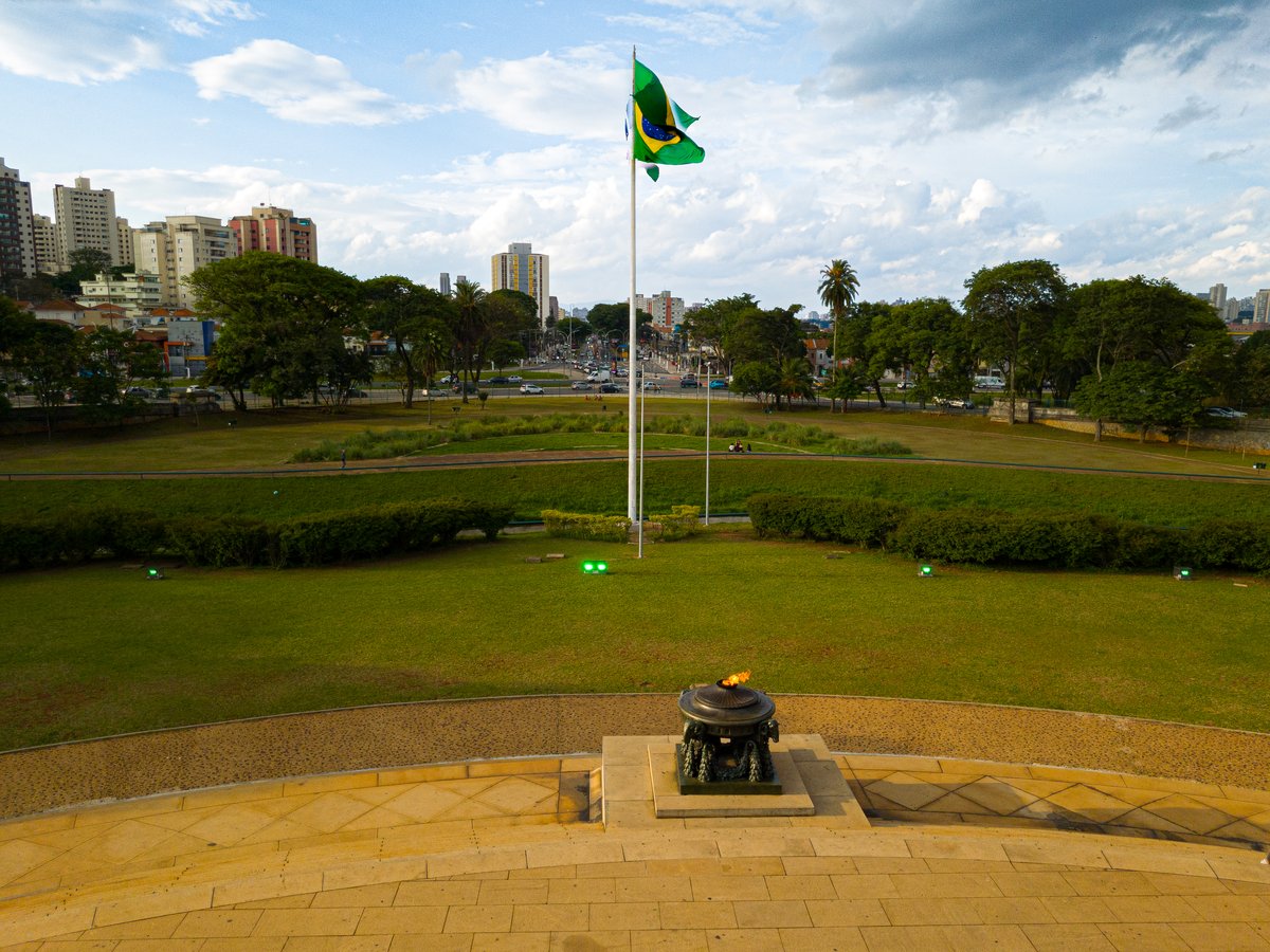 Brazilian flag near the Independence statue