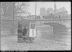 1922 Paris police wireless telephony experiments with police van near Notre-Dame Cathedral on Quai de la Tournelle