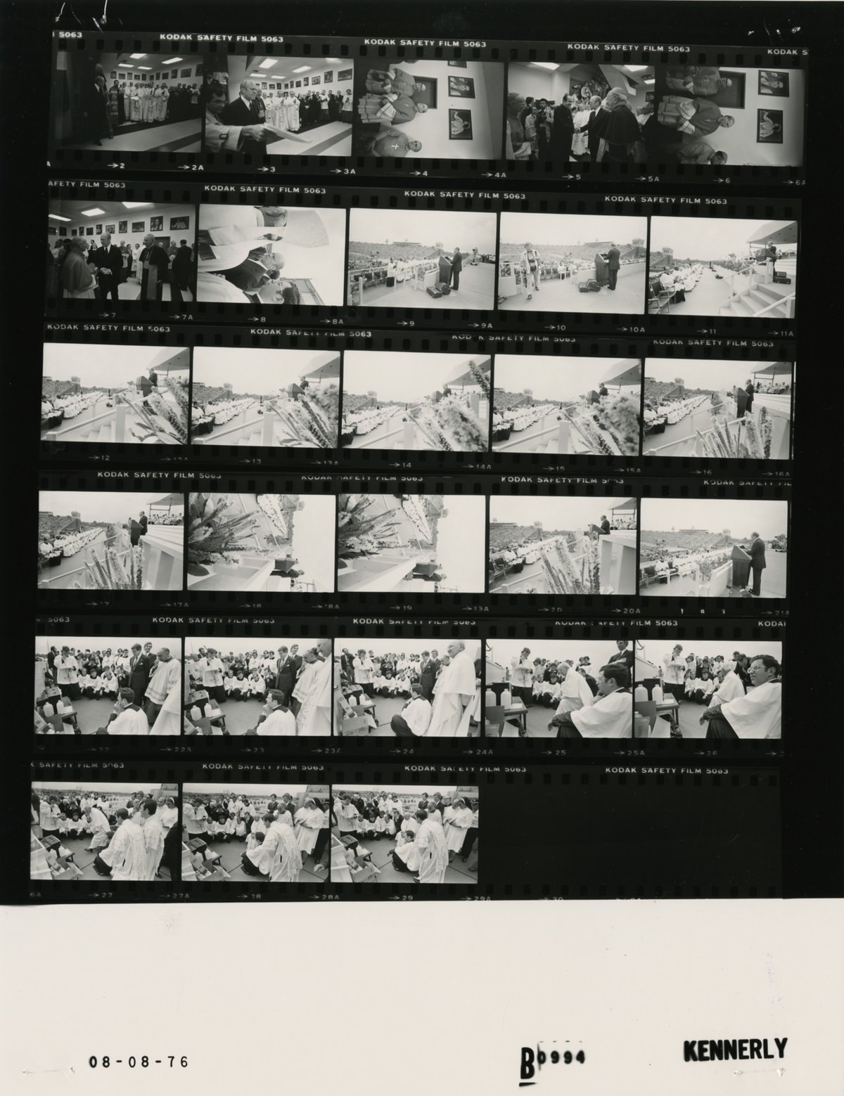 Photo contact sheet labeled B0994 from the Gerald R. Ford White House Photographic Office series, dated August 8, 1976