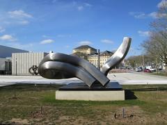 Große Gaia sculpture by Matschinsky-Denninghoff 1984 in front of Moderne Galerie Saarbrücken with Staatstheater in background