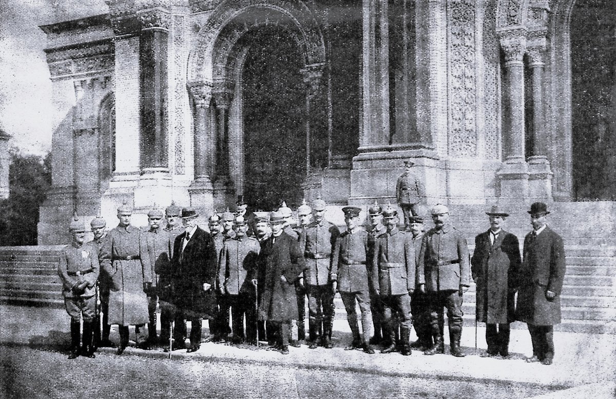 Mayor Dr. Fehling and Government Councillor Dr. Plessing with Lübeck children in front of the Russian Cathedral in Warsaw