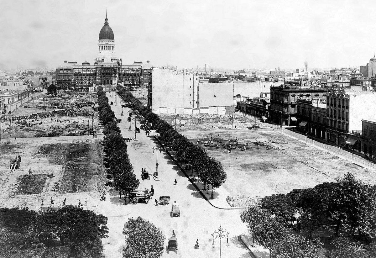 Historic view of Av. de Mayo terminating at Av. Callao in Buenos Aires before Plaza del Congreso was built