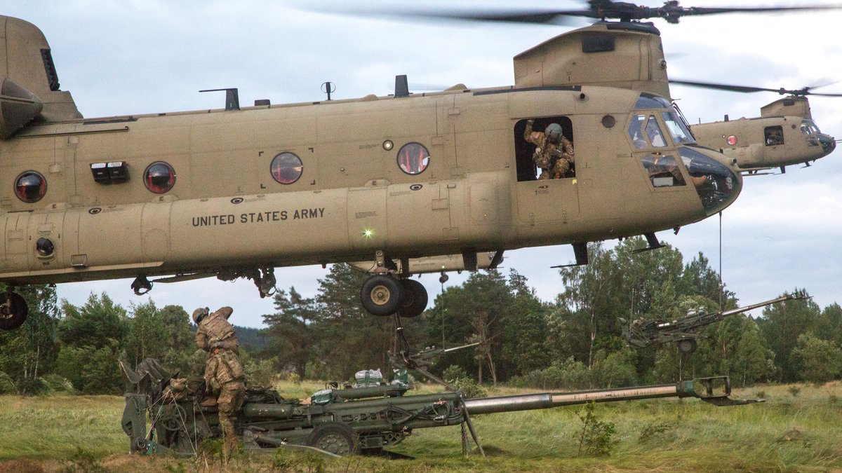 U.S. Army Soldiers sling loading M777A2 155mm howitzer onto CH-47 Chinook helicopter in Lithuania