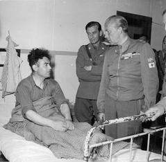 Count Bernadotte inspects Red Cross hospital in Fauske and talks with Russian patient Aleksandr Manilov