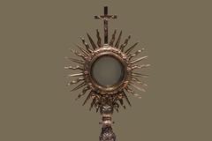 Gilded silver monstrance Sun of Trois-Rivières made by Claude Boursier in Wendake around 1664 showing intricate sunburst design
