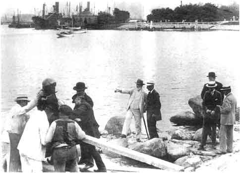 Assembly of the Little Mermaid statue in Copenhagen at Langeline in 1913