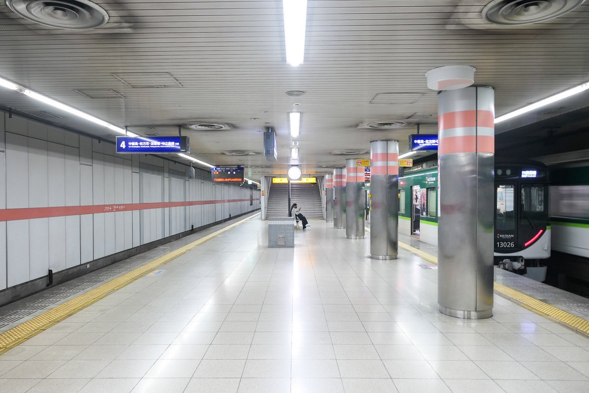 Keihan Electric Railway Sanjo Station platforms 3 and 4