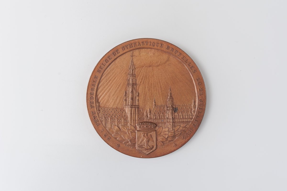 Medal commemorating the 22nd Belgian Federal Gymnastics Festival in Brussels, 1895, showing the Town Hall and King's House on Grand-Place with Brussels coat of arms
