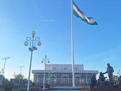 Flag near the Xalqlar doʻstligi building
