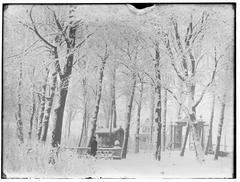 Snow-covered Frankendael city nursery building at Middenweg 72 in 1890