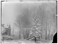Snow-covered Frankendael stadskwekerij on Middenweg 72 photographed by Jacob Olie in 1890