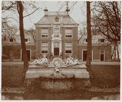 Front view of Huize 'Frankendaal' mansion located at Middenweg 72 in Amsterdam