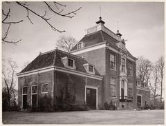 Front and side facade of the former Stadskwekerij Huize Frankendael building in 1943