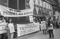 Protest by Anti Apartheid Movement outside new De la Mar theater in Amsterdam against musical Ipi Tombi in 1981