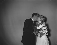 Wim Kan congratulating internationally renowned cabaret artist Dora Paulsen at the Nieuwe de la Mar Theater in Amsterdam on November 2, 1958