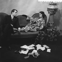Wedding photo of Hans van de Busken and Phil Ackerlin in the foyer of Nieuwe de la Mar-theater Amsterdam, April 1961, black and white