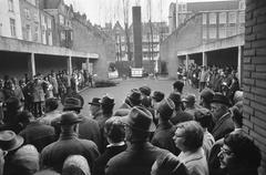 Annual memorial service for Nazi victims at the Hollandsche Schouwburg in Amsterdam, held on April 15, 1969, organized by Jewish youth and student organizations