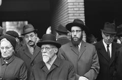 Annual memorial ceremony for Nazi victims at the Hollandsche Schouwburg in Amsterdam on April 15, 1969, organized by Jewish youth and student organizations, black and white photo