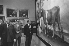 Dutch Cabinet Lubbers visiting Mauritshuis museum in The Hague, Minister Gerrit Braks and others viewing the painting 'The Bull' by Potter, black and white photo from June 12, 1987