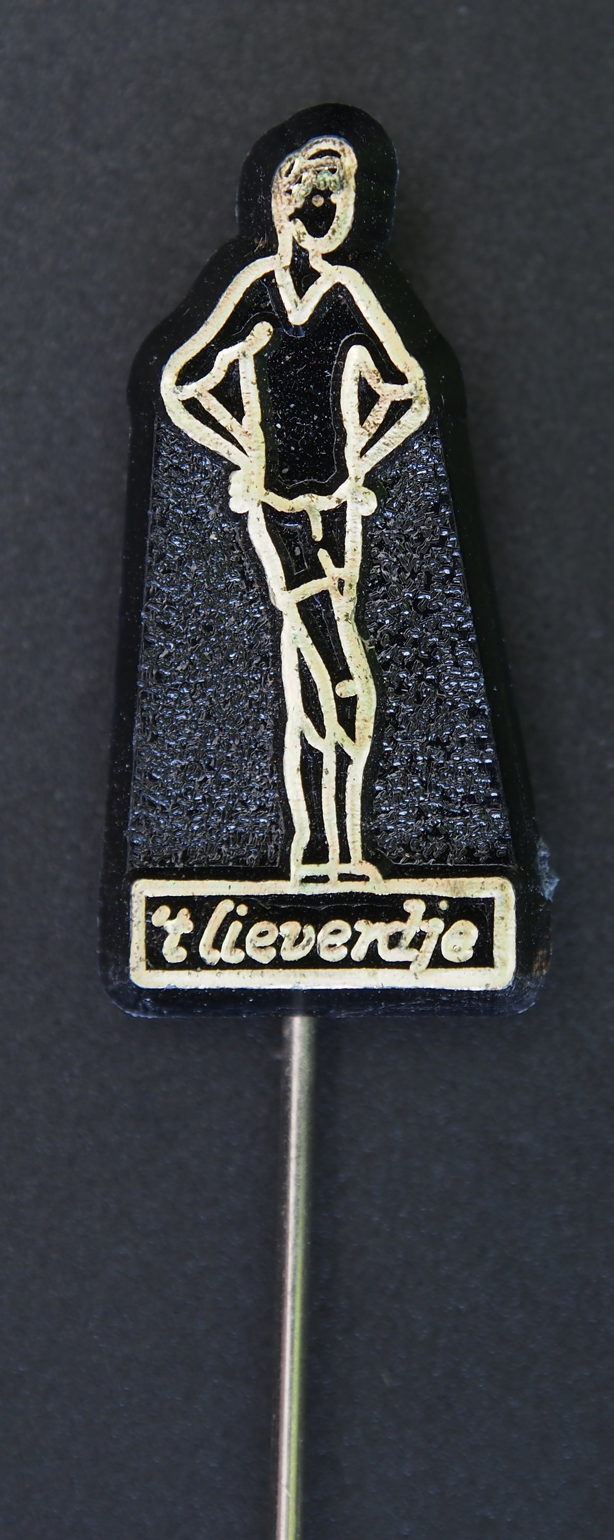 Vintage Dutch advertising pin for 't Lieverdje brand