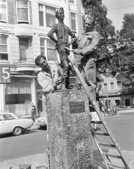 Cleaning of Het Lieverdje statue at Spui Amsterdam after Provo vandalism in 1965