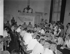 Lt. General S.H. Spoor holding a conference at Hotel des Indes in Batavia in July 1947