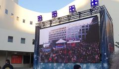 WDR Weihnachtswunder 2023 live broadcast at Gustav-Gründgens-Platz in Düsseldorf with hosts in glass studio and festive decorations