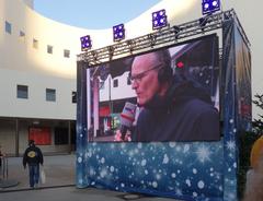 WDR Weihnachtswunder 2023 live broadcast at Gustav-Gründgens-Platz in Düsseldorf with hosts Sabine Heinrich, Steffi Neu, Thomas Bug, and Jan Malte Andresen in glass studio