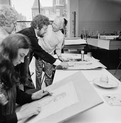 Jules Croiset sitting as a model for amateur painters and drawers at the Vincent van Gogh Museum in 1973