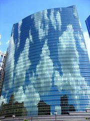 333 West Wacker Drive building reflected in Chicago River