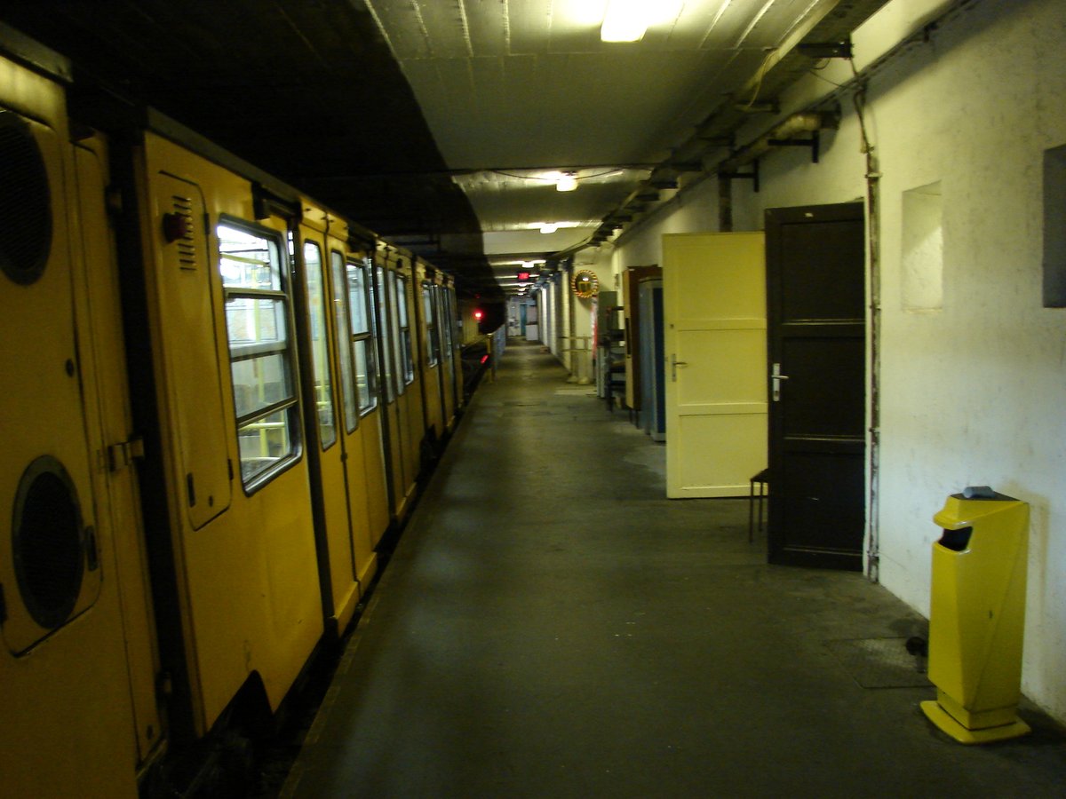 Budapest M1 metro MFAV MillFAV Millenniumi Foldalatti Vasut Mexikoi ut metro station track