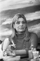 Melina Mercouri speaking at a press conference in the NVV building, Amsterdam, 1968