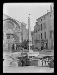 Historical view of Fontaine Saint-Etienne and Place Saint-Etienne in Toulouse from 1894-1907 with children by the fountain and horse-drawn carriage